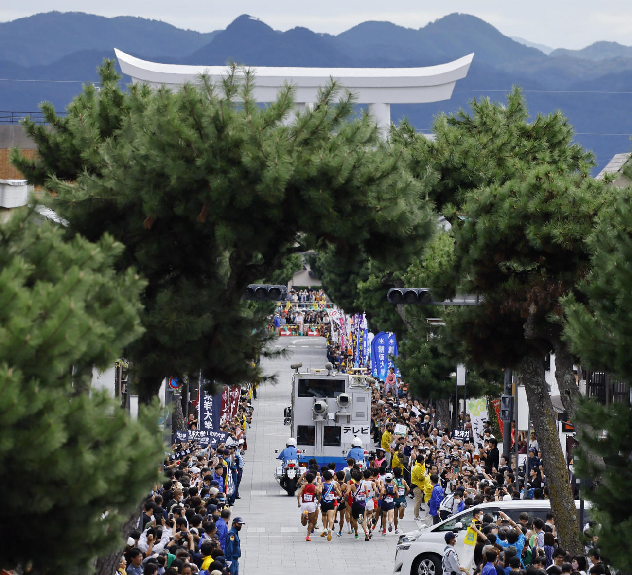 第35回出雲全日本大学選抜駅伝競走で、スタートする1区の選手たち（撮影・藤尾明華）