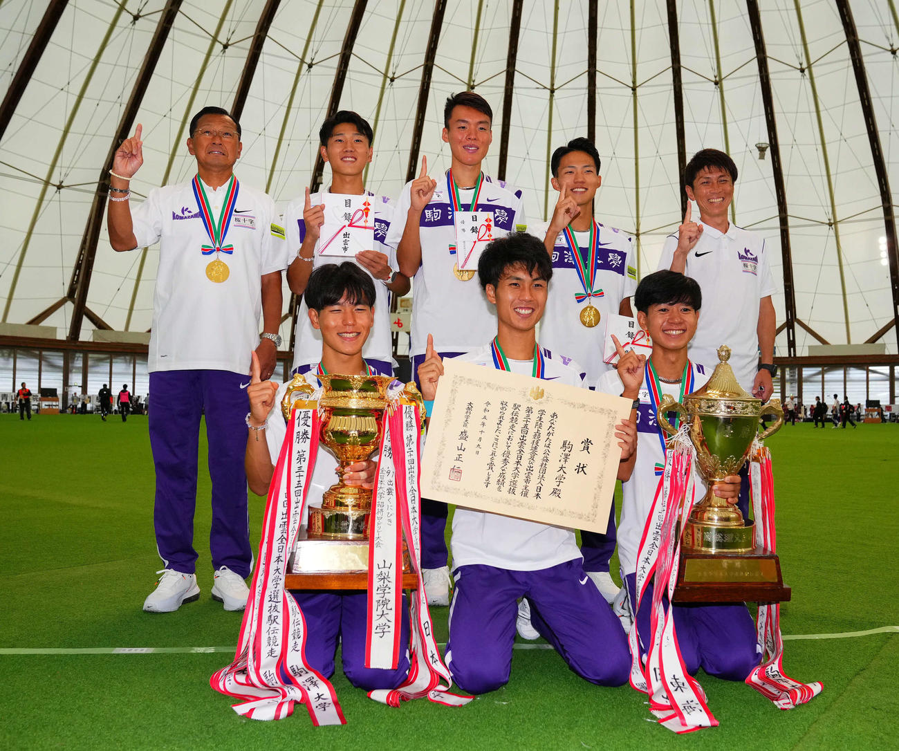 大会新記録で優勝した（前列左から）駒大の山川拓馬、鈴木芽吹、伊藤蒼唯、（後列左から）大八木弘明総監督、篠原倖太朗、佐藤圭汰、安原太陽、藤田敦史監督（撮影・藤尾明華）