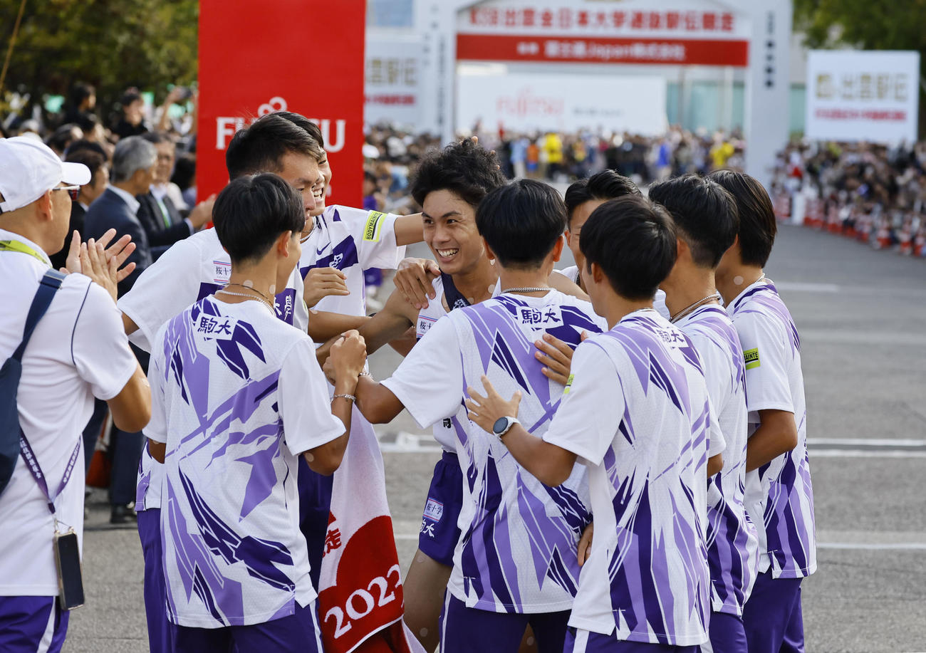 第35回出雲全日本大学選抜駅伝競走で優勝し、喜ぶ駒大のアンカー鈴木芽吹（中央）（撮影・藤尾明華）