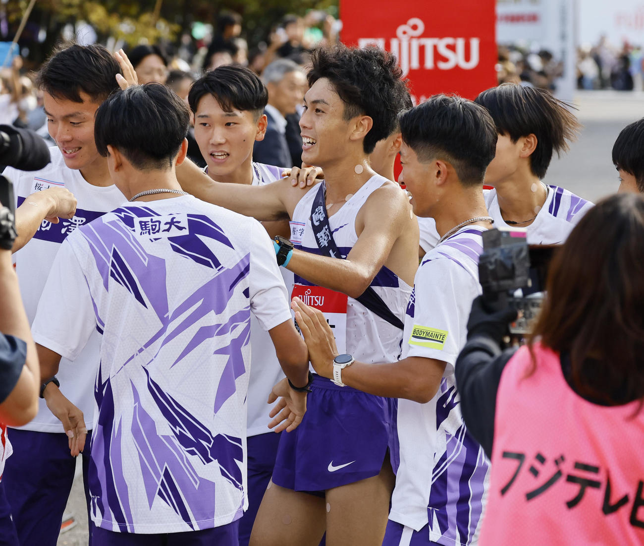 第35回出雲全日本大学選抜駅伝競走で優勝し、仲間と喜ぶ駒大のアンカー鈴木芽吹（中央）（撮影・藤尾明華）