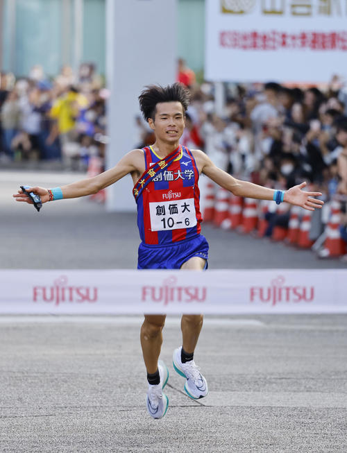 第35回出雲全日本大学選抜駅伝競走　2位でゴールする創価大のアンカー吉田凌（撮影・藤尾明華）