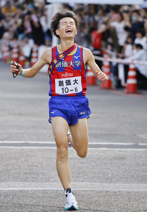 第35回出雲全日本大学選抜駅伝競走　2位でゴールする創価大のアンカー吉田凌（撮影・藤尾明華）