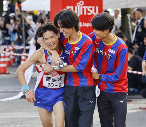 第35回出雲全日本大学選抜駅伝競走　2位でゴールし、喜ぶ創価大のアンカー吉田凌（左）（撮影・藤尾明華）