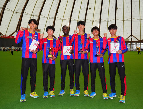 第35回出雲全日本大学選抜駅伝競走　笑顔を見せる2位創価大の選手（撮影・藤尾明華）