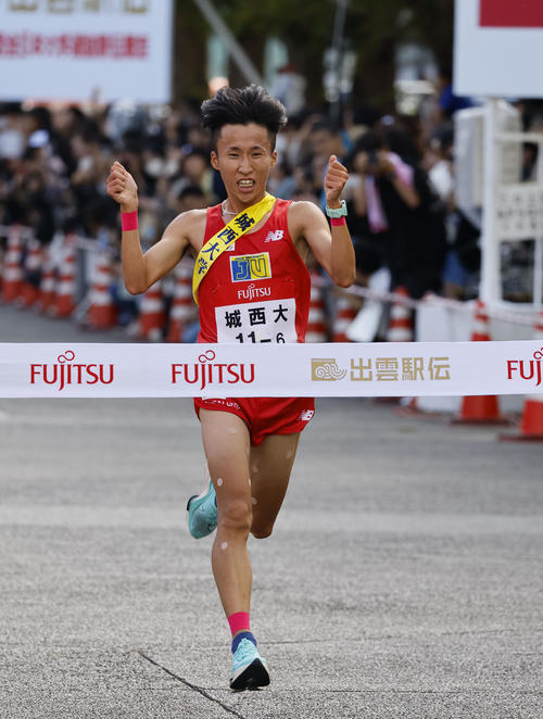 第35回出雲全日本大学選抜駅伝競走　3位でゴールする城西大のアンカー山本唯翔（撮影・藤尾明華）