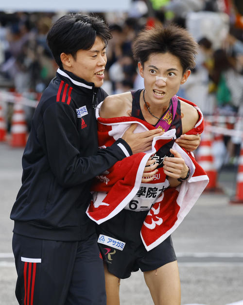 第35回出雲全日本大学選抜駅伝競走　4位でゴールした国学院大のアンカー平林清澄（右）（撮影・藤尾明華）