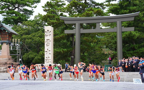 第35回出雲全日本大学選抜駅伝競走で、スタートする1区の選手たち（撮影・藤尾明華）