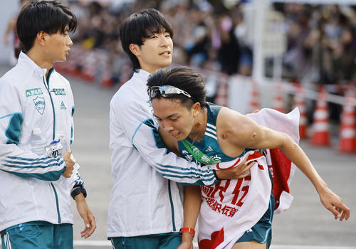 第35回出雲全日本大学選抜駅伝競走　5位でゴールした青学大のアンカー鶴川正也（右）（撮影・藤尾明華）