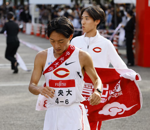 第35回出雲全日本大学選抜駅伝競走　7位でゴールする中大のアンカー湯浅仁（撮影・藤尾明華）