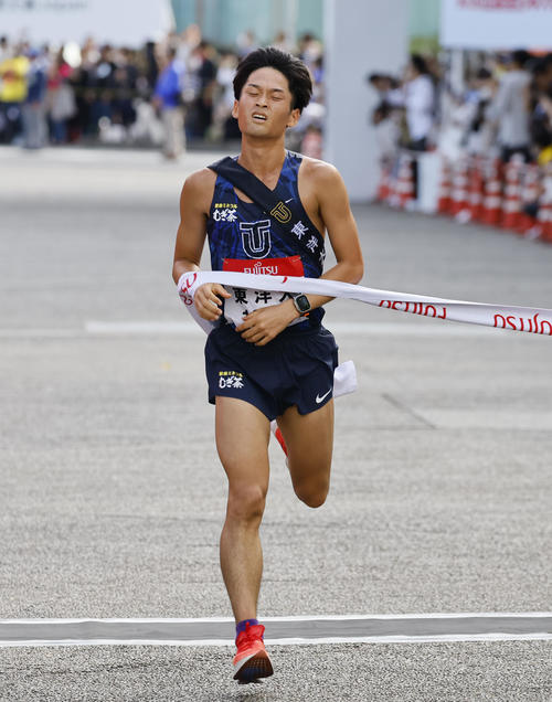 第35回出雲全日本大学選抜駅伝競走　8位でゴールする東洋大のアンカー梅崎蓮（撮影・藤尾明華）