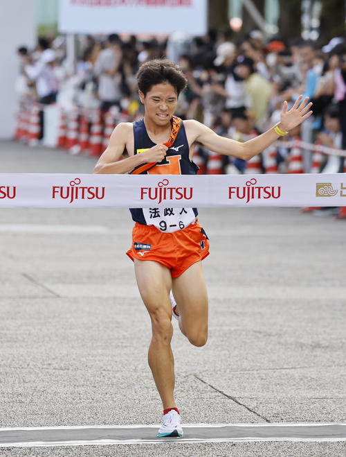 第35回出雲全日本大学選抜駅伝競走　9位でゴールする法大のアンカー稲毛崇斗（撮影・藤尾明華）