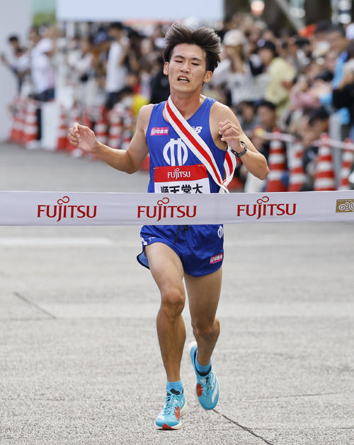 第35回出雲全日本大学選抜駅伝競走　10位でゴールする順大のアンカー石井一希（撮影・藤尾明華）