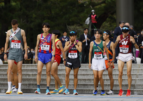 第35回出雲全日本大学選抜駅伝競走で、レースに臨む1区の選手たち（撮影・藤尾明華）