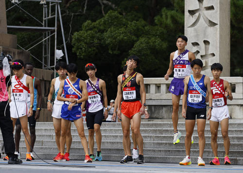 第35回出雲全日本大学選抜駅伝競走で、レースに臨む1区の選手たち（撮影・藤尾明華）