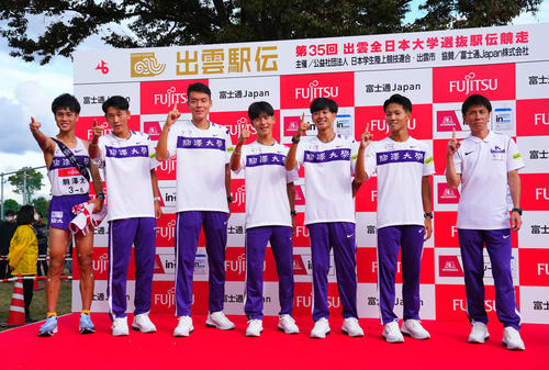 第35回出雲全日本大学選抜駅伝競走　優勝した駒大の藤田敦史監督（右端）ら選手（撮影・藤尾明華）