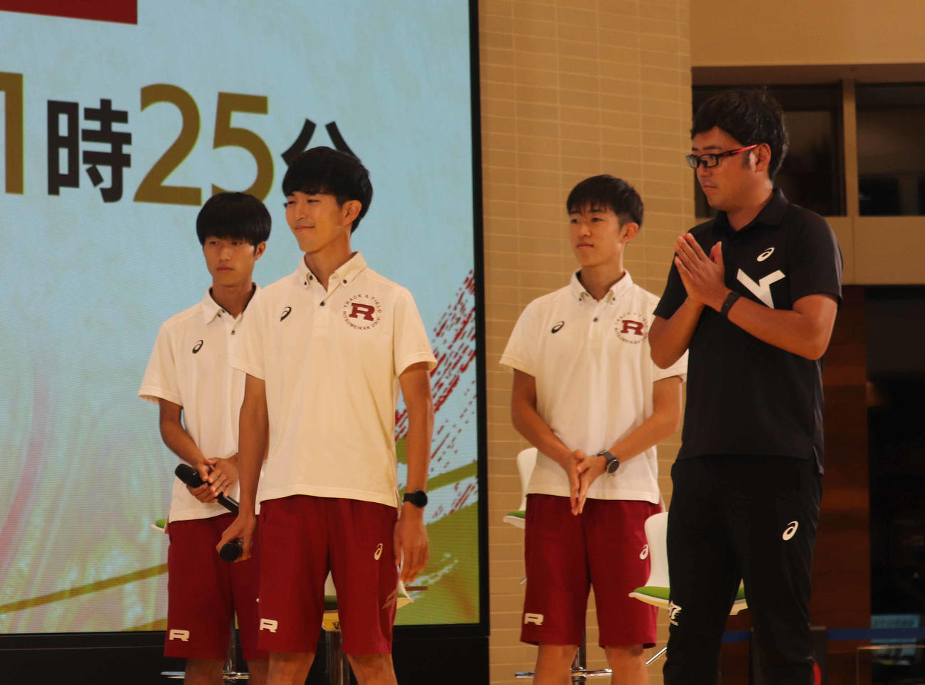 イベントに出席した立命館大の選手と田中裕介コーチ（右）（撮影・竹本穂乃加）