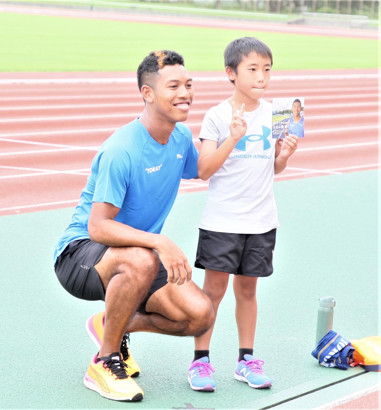 都内でサニブラウンスピードトライアルを開催し、イベント後に参加者1人1人と記念撮影に応じる陸上男子短距離のサニブラウン（撮影・藤塚大輔）