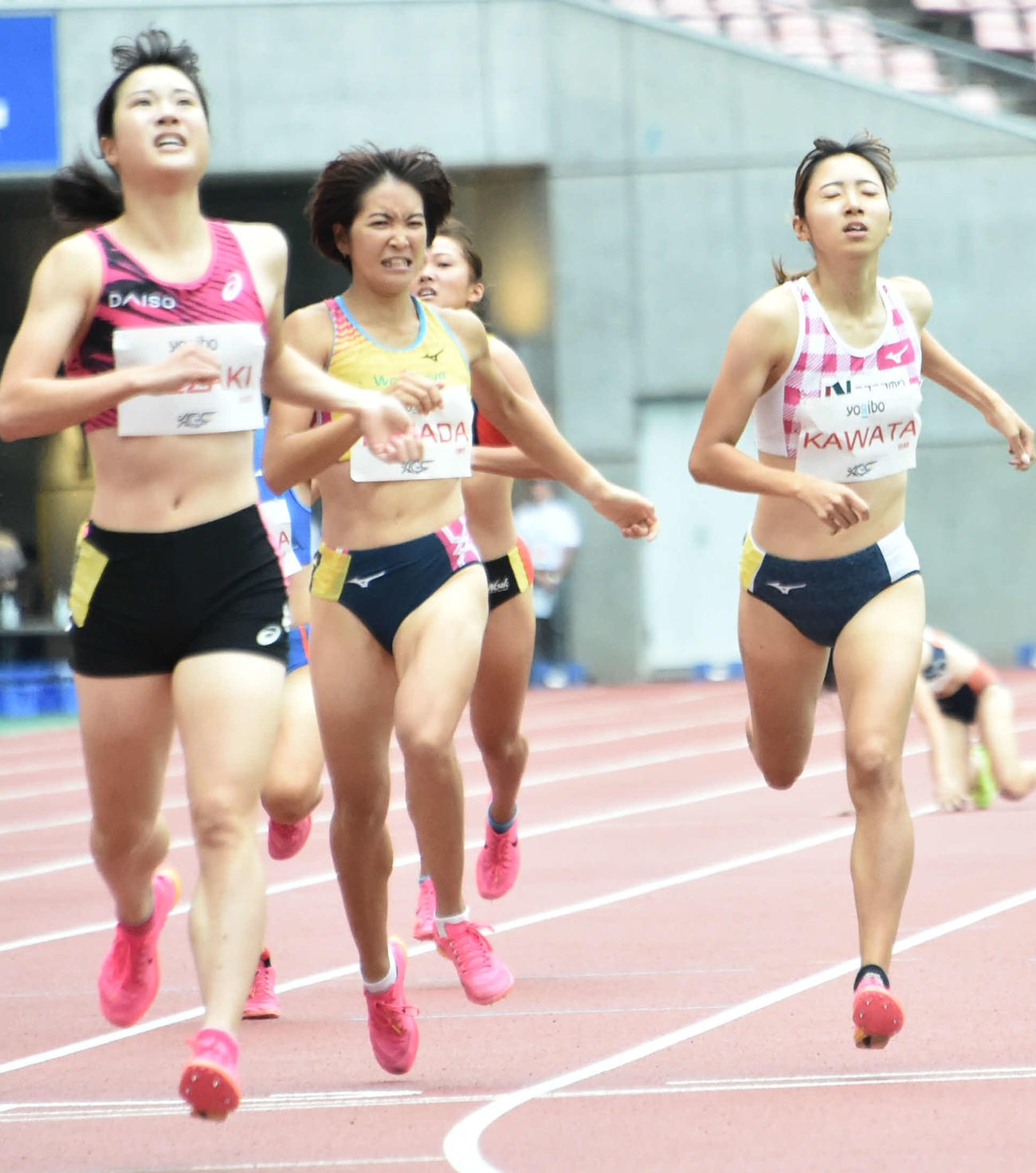競り合いながらゴールに入る山田（中）