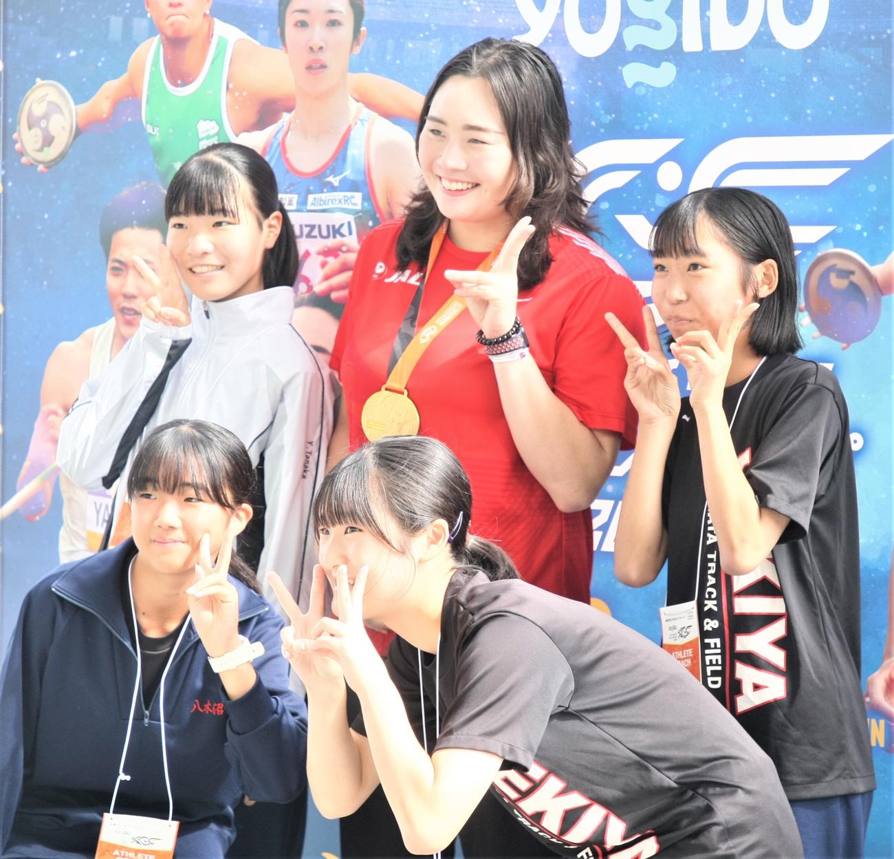 陸上アスレチックスチャレンジカップでファンとの交流イベントに参加した女子やり投げの北口（撮影・藤塚大輔）