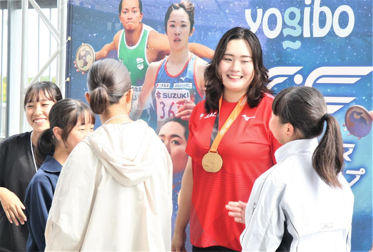 陸上アスレチックスチャレンジカップでファンとの交流イベントに参加した女子やり投げの北口（撮影・藤塚大輔）