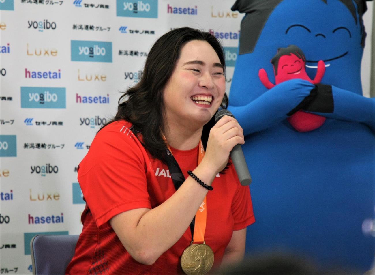 陸上アスレチックスチャレンジカップでファンとの交流イベントに参加した女子やり投げの北口（撮影・藤塚大輔）