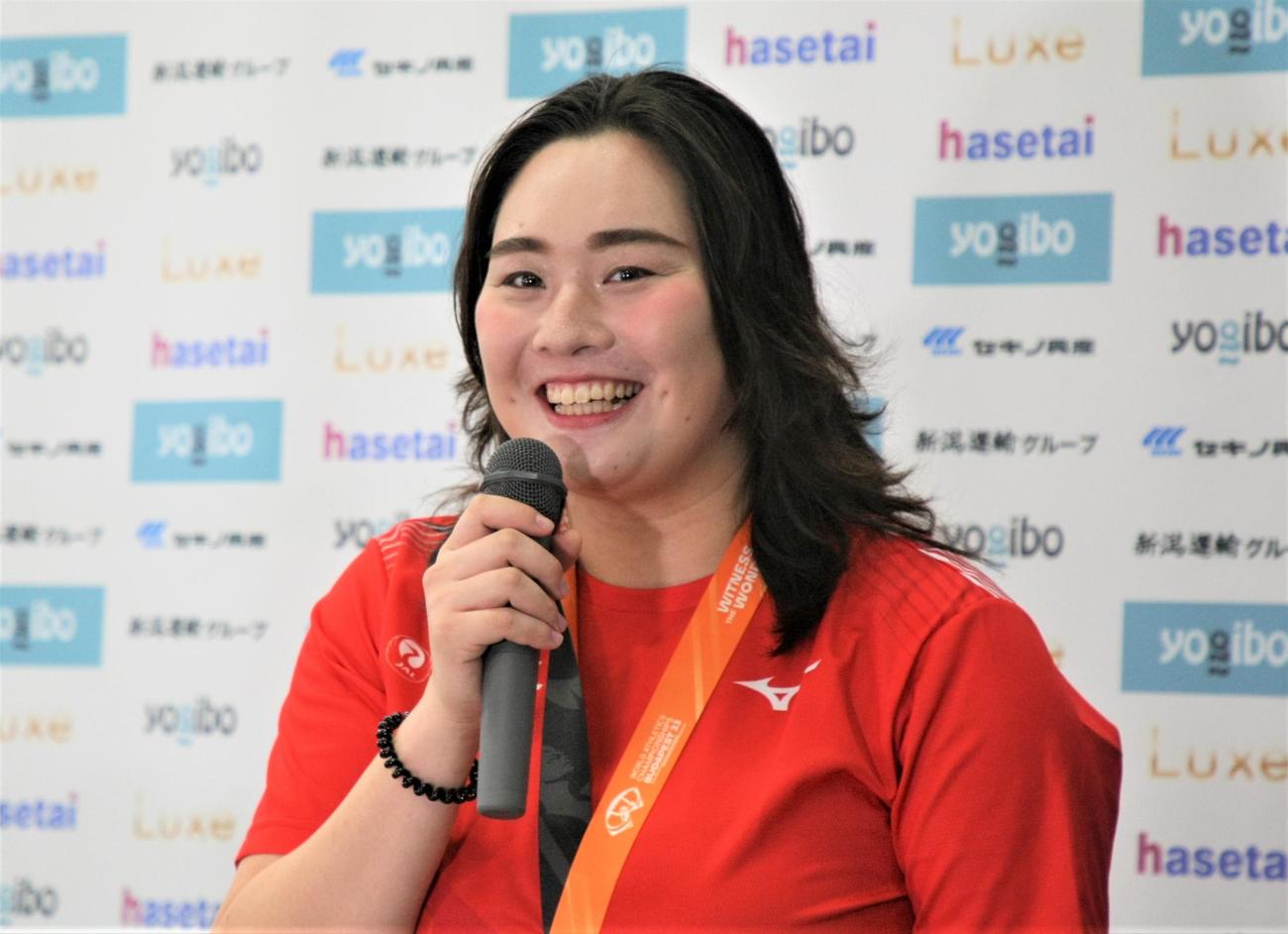 陸上アスレチックスチャレンジカップでファンとの交流イベントに参加した女子やり投げの北口（撮影・藤塚大輔）