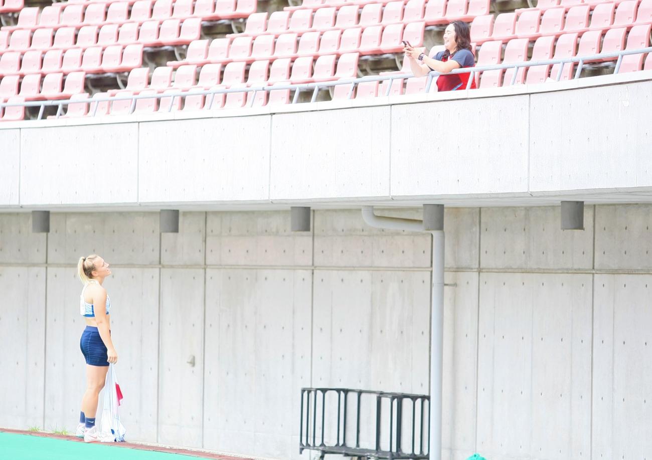 陸上アスレチックスチャレンジカップ女子やり投げ　試合中にチェコ語で言葉を交わし合うシチャコバ（左）と北口（撮影・藤塚大輔）
