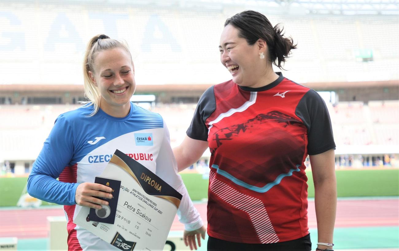 陸上アスレチックスチャレンジカップ女子やり投げ　表彰式で笑顔をみせるシチャコバ（左）と北口（撮影・藤塚大輔）