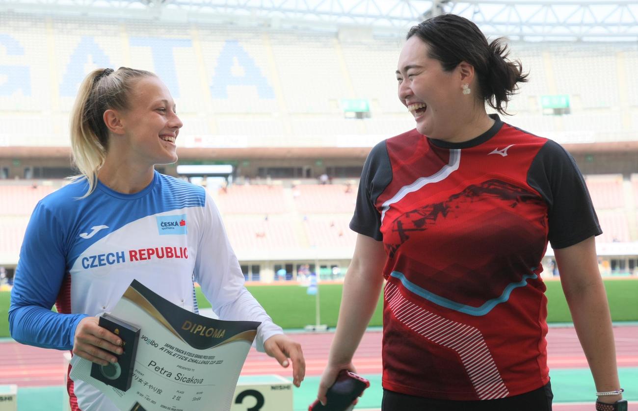 陸上アスレチックスチャレンジカップ女子やり投げ　表彰式で笑顔をみせるシチャコバ（左）と北口（撮影・藤塚大輔）
