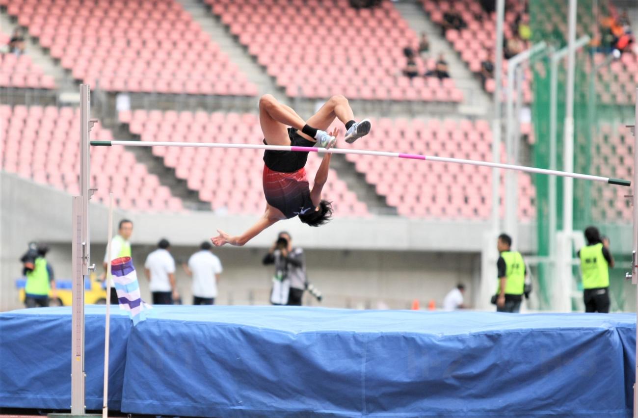 陸上アスレチックスチャレンジカップ男子走り高跳び決勝　1年4カ月ぶりの復帰戦に臨んだ戸辺（撮影・藤塚大輔）
