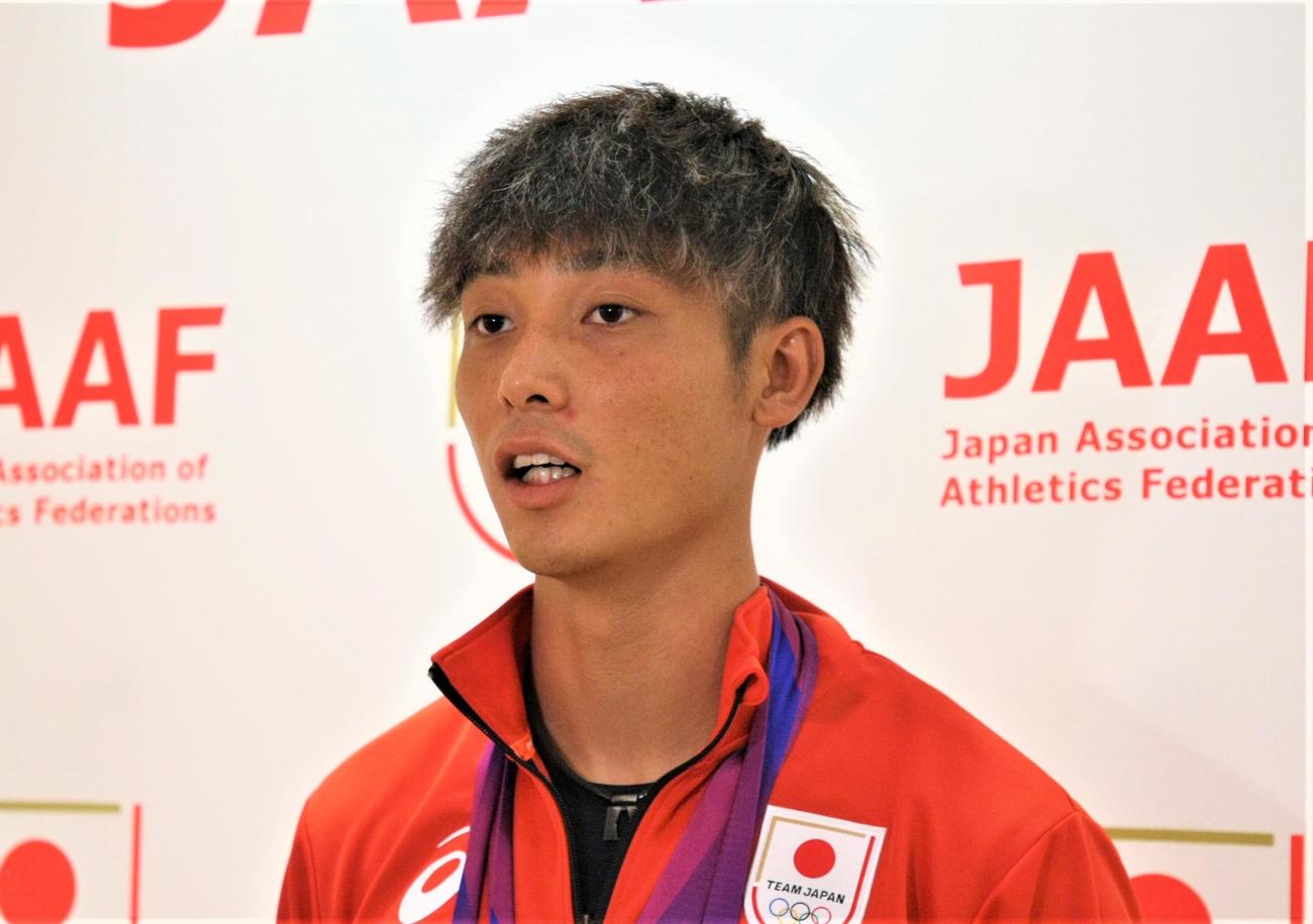 杭州アジア大会から羽田空港へ帰国した陸上男子の上山（撮影・藤塚大輔）