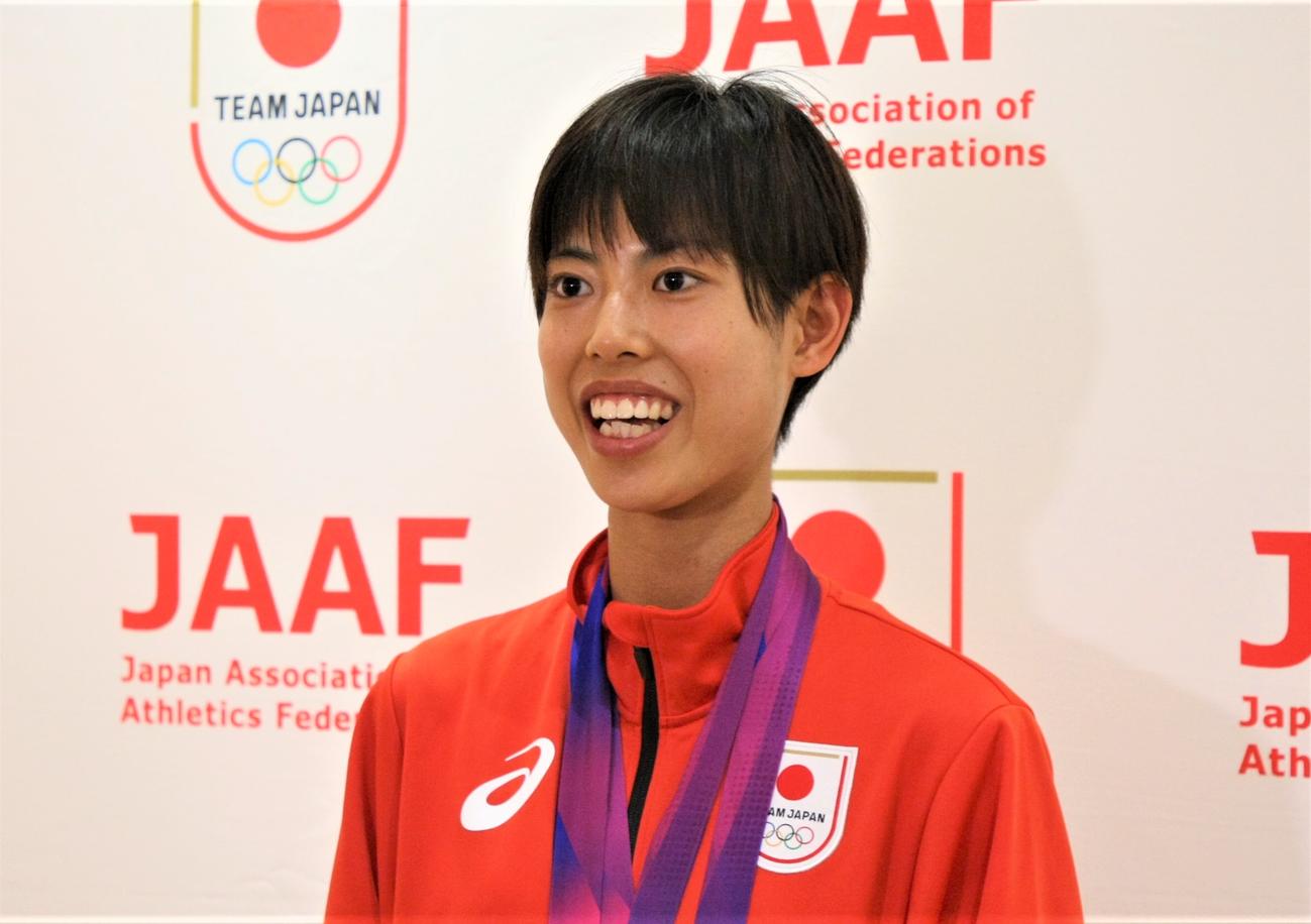 杭州アジア大会から羽田空港へ帰国した陸上女子の広中（撮影・藤塚大輔）