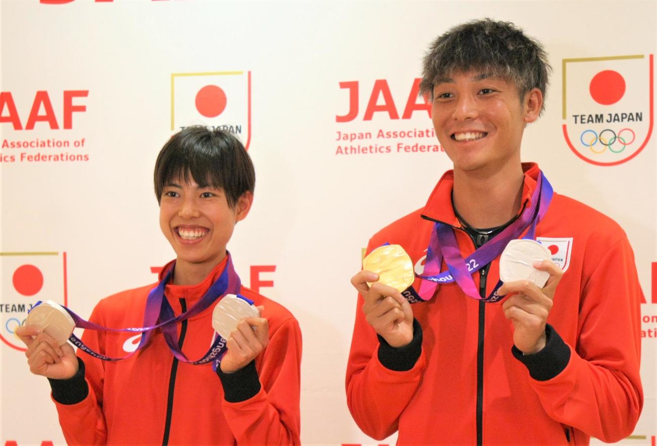 杭州アジア大会から羽田空港へ帰国した陸上女子の広中（左）と陸上男子の上山（撮影・藤塚大輔）