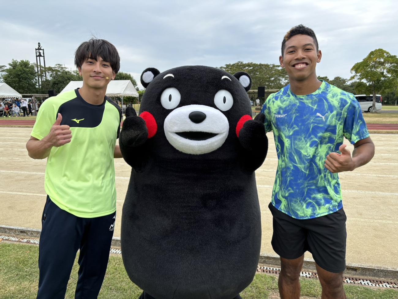 熊本・水俣市で開催された「地方企業からミライをスポーツフェス」に参加した陸上男子の橋岡優輝（左）とサニブラウン（UDN SPORTS提供）
