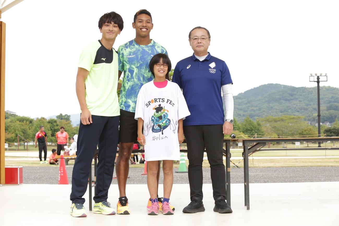 熊本・水俣市で開催された「地方企業からミライをスポーツフェス」で子どもたちと交流した陸上男子の橋岡（左から1人目）とサニブラウン（同2人目）（UDN SPORTS提供）