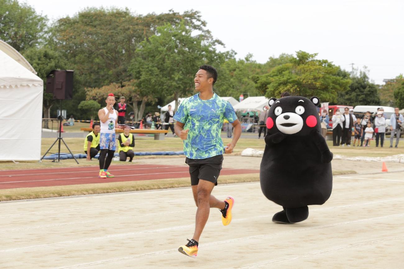 熊本・水俣市で開催された「地方企業からミライをスポーツフェス」で子どもたちと交流した陸上男子のサニブラウン（UDN SPORTS提供）