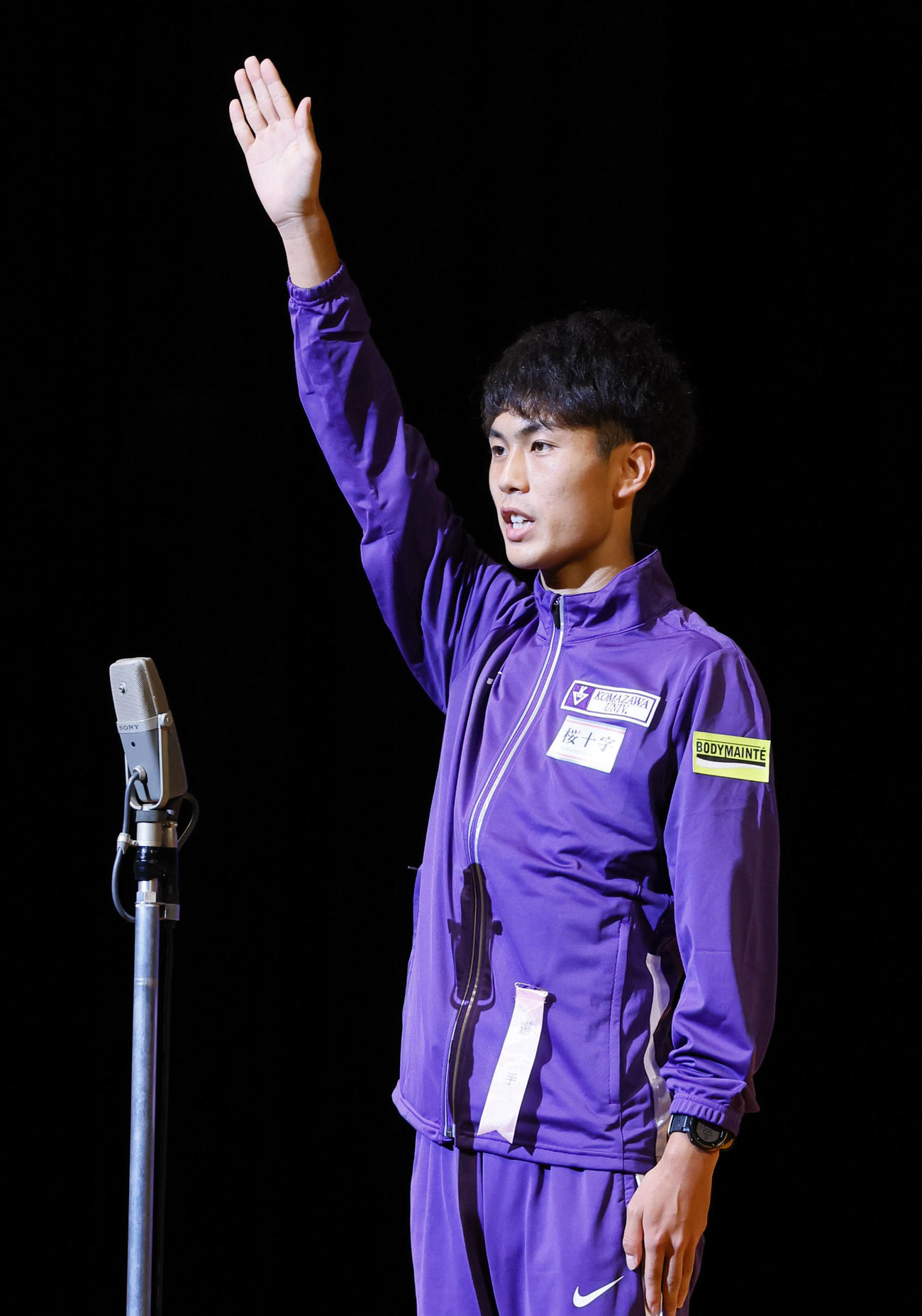 第35回出雲全日本大学選抜駅伝の開会式で、選手宣誓をする駒大鈴木主将（撮影・藤尾明華）