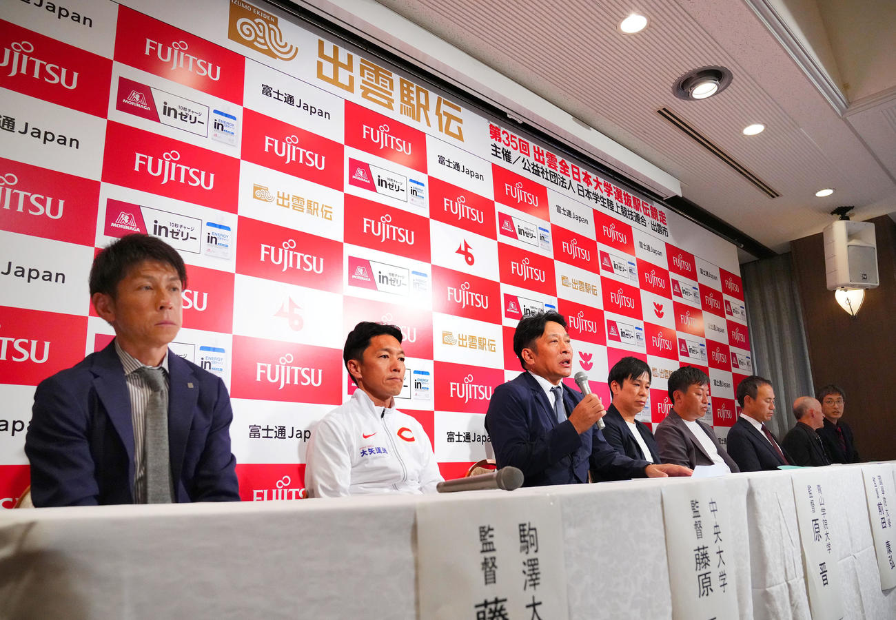 第35回出雲全日本大学選抜駅伝を前に、記者会見する（左から）駒大藤田監督、中央大藤原監督、青学大原監督、国学院大前田監督、順大長門監督、早大花田監督、アイビーリーグ選抜ジョン・フルツ監督（撮影・藤尾明華）