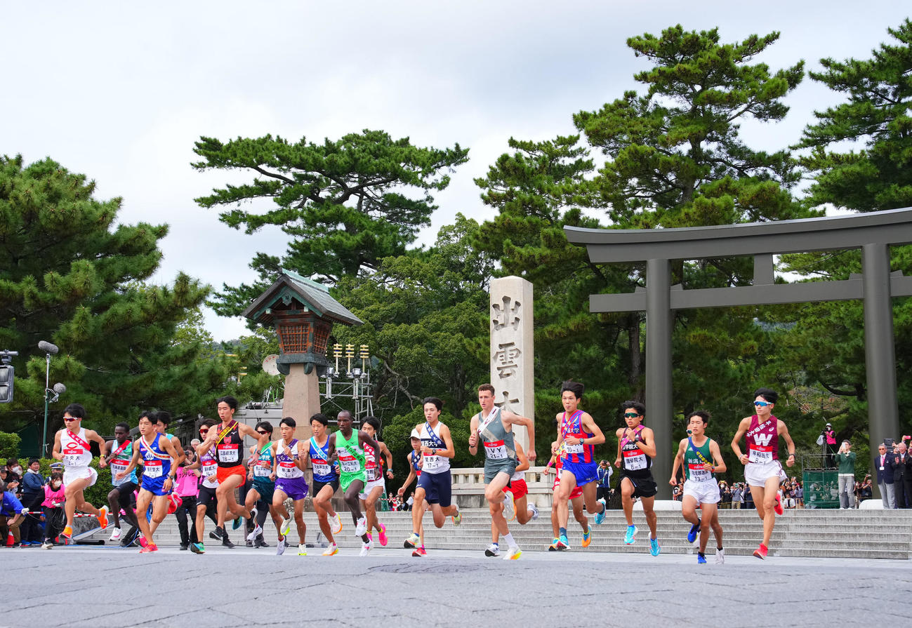 第35回出雲全日本大学選抜駅伝競走で、スタートする1区の選手たち（撮影・藤尾明華）