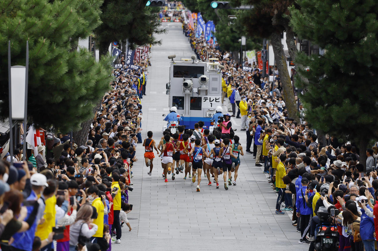 第35回出雲全日本大学選抜駅伝競走で、スタートする1区の選手たち（撮影・藤尾明華）