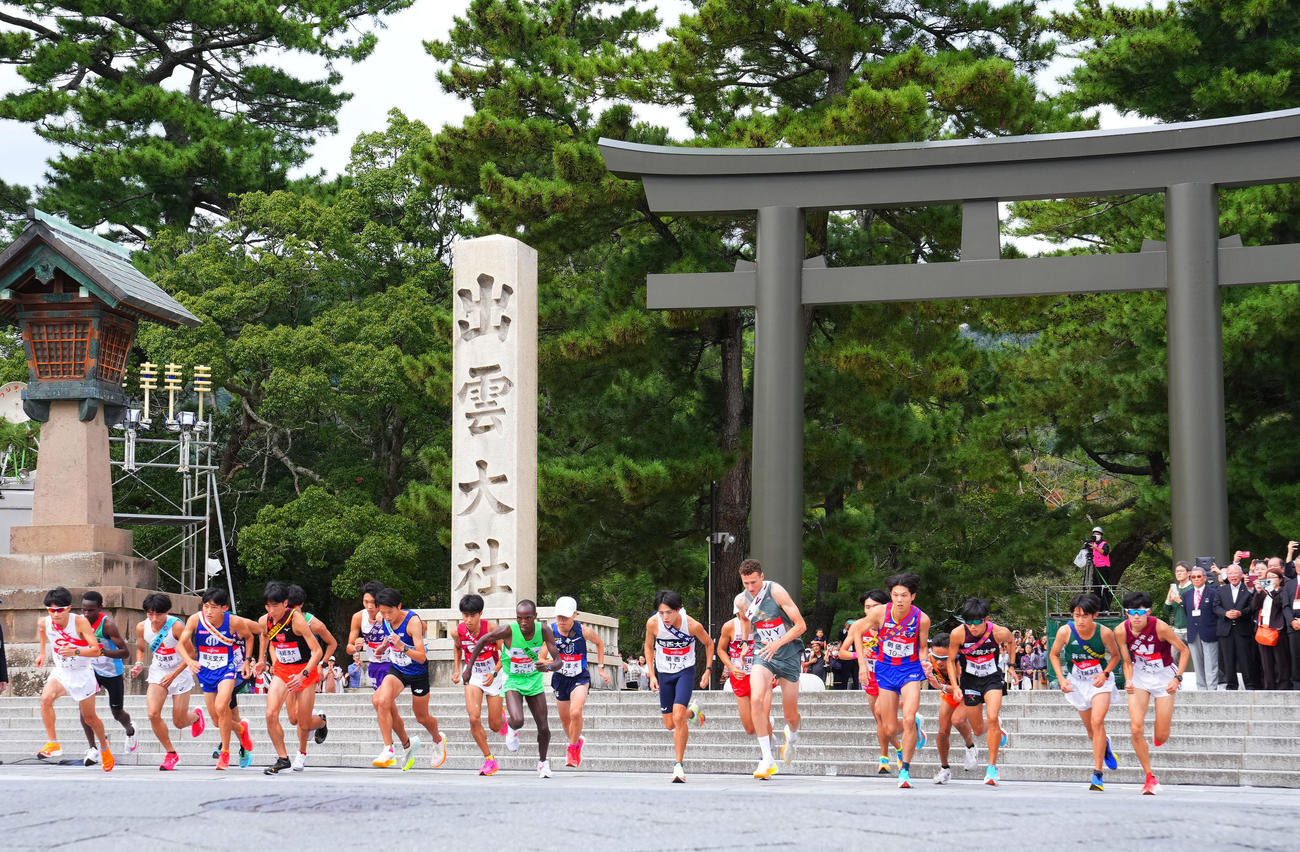 第35回出雲全日本大学選抜駅伝競走で、スタートする1区の選手たち（撮影・藤尾明華）