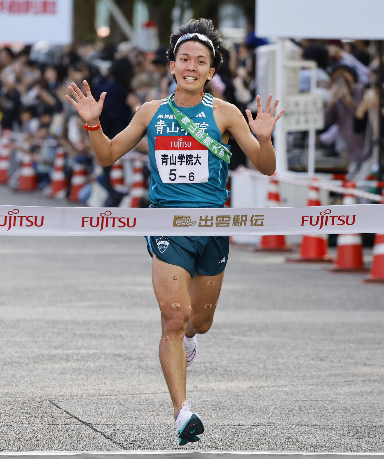 第35回出雲全日本大学選抜駅伝競走　5位でゴールする青学大のアンカー鶴川正也（撮影・藤尾明華）