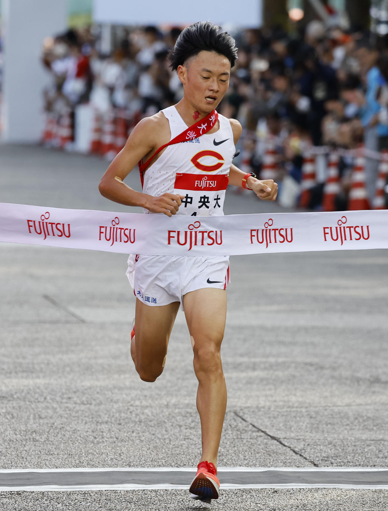第35回出雲全日本大学選抜駅伝競走　7位でゴールする中大のアンカー湯浅仁（撮影・藤尾明華）