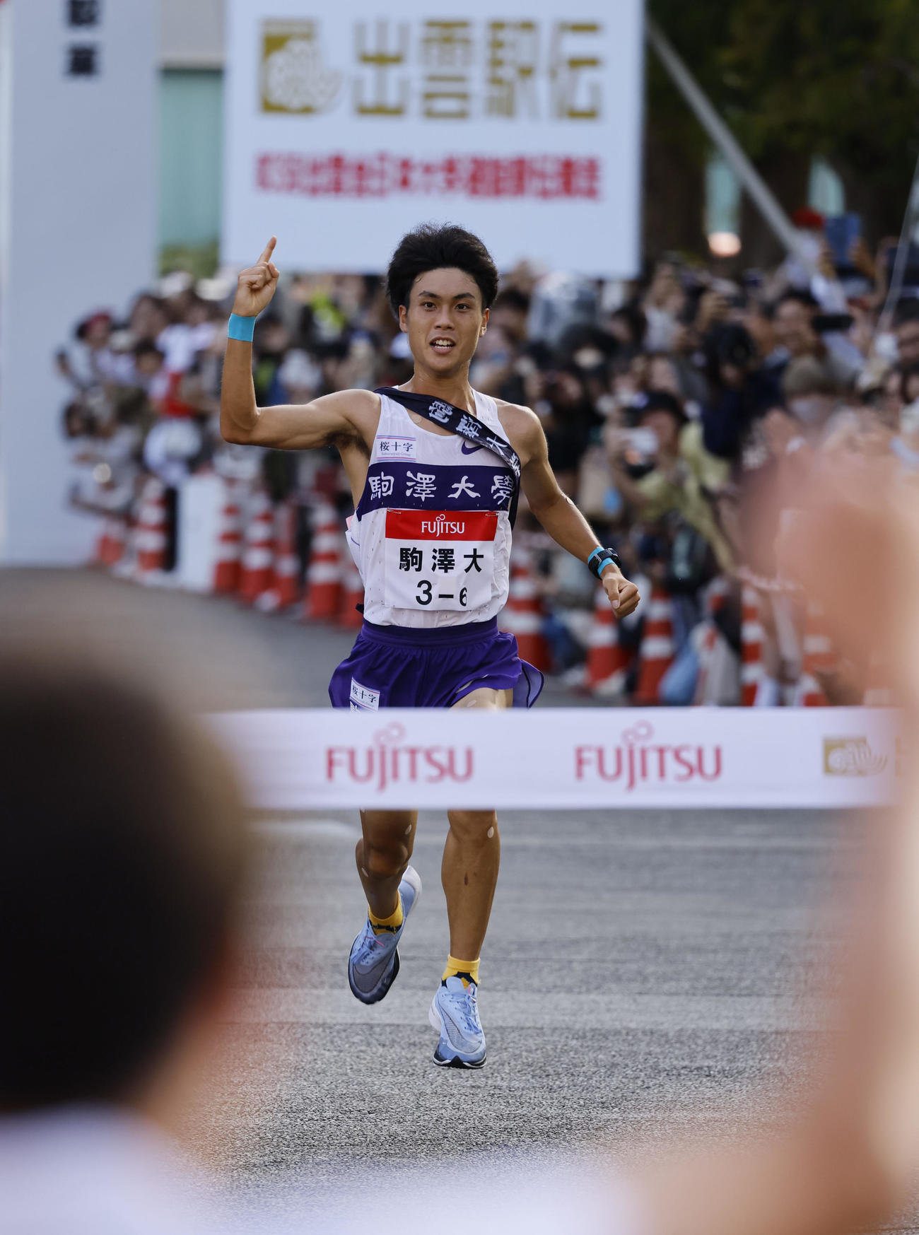第35回出雲全日本大学選抜駅伝競走　優勝のゴールに向かう駒大のアンカー鈴木芽吹（撮影・藤尾明華）