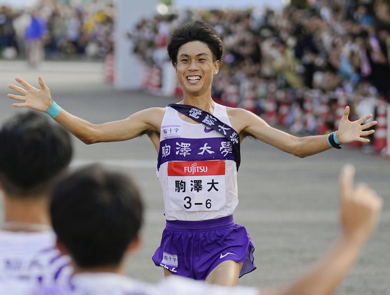 ゴールする駒大アンカーの鈴木芽吹。2年連続5度目の優勝を果たした（共同）