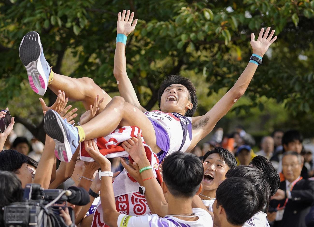 2年連続5度目の優勝を果たし、胴上げされる駒大アンカーの鈴木芽吹（共同）