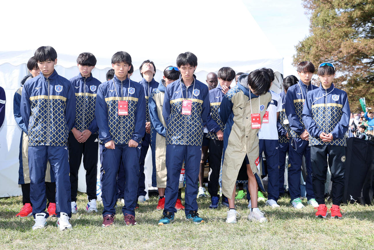 本戦出場を逃し悔しそうな表情を見せる東京国際大の選手たち（撮影・鈴木正人）