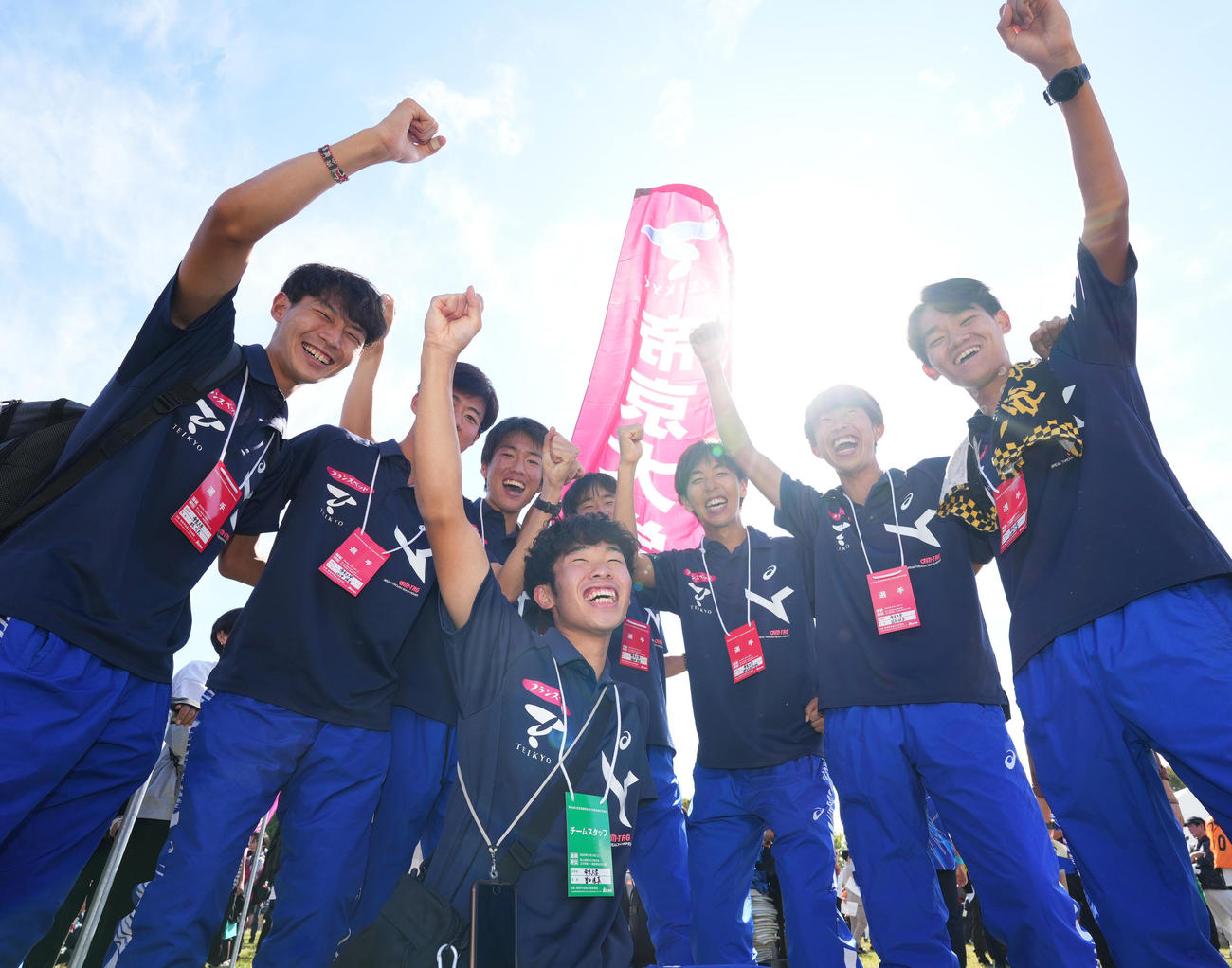3位で本大会出場を決め、喜ぶ帝京大の選手たち（撮影・菅敏）