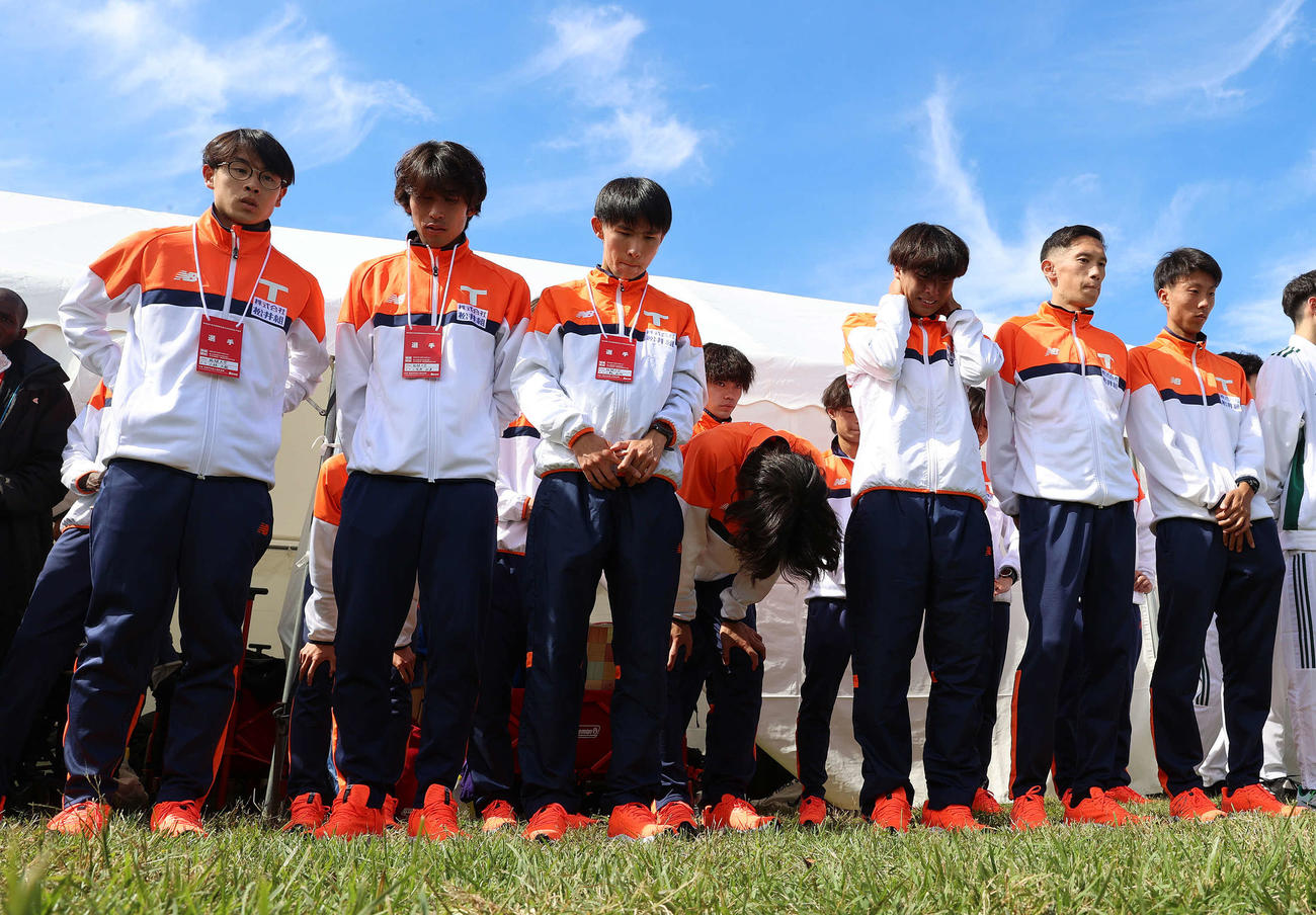 本戦出場を逃し、ぼうぜんとする拓大の選手たち（撮影・河野匠）