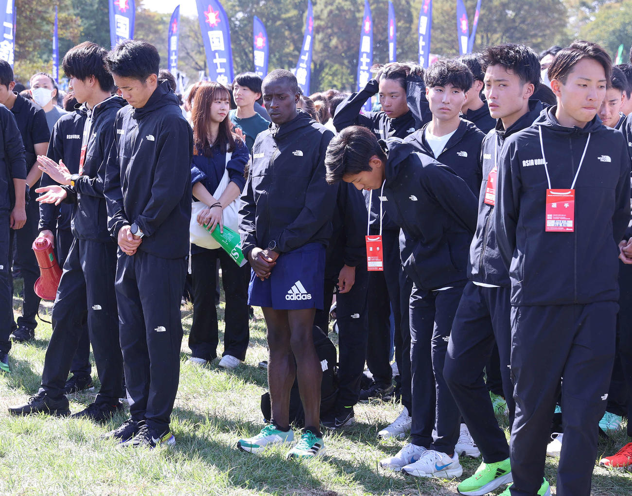 本大会出場を逃し、ミーティングでぼうぜんとする亜大の選手たち（撮影・河野匠）